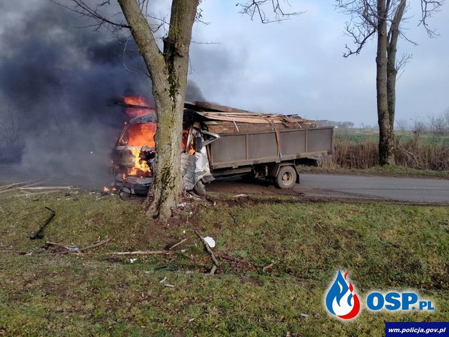 Świadkowie wyciągnęli kierowcę z płonącej ciężarówki. Pojazd zapalił się po uderzeniu w drzewo. OSP Ochotnicza Straż Pożarna
