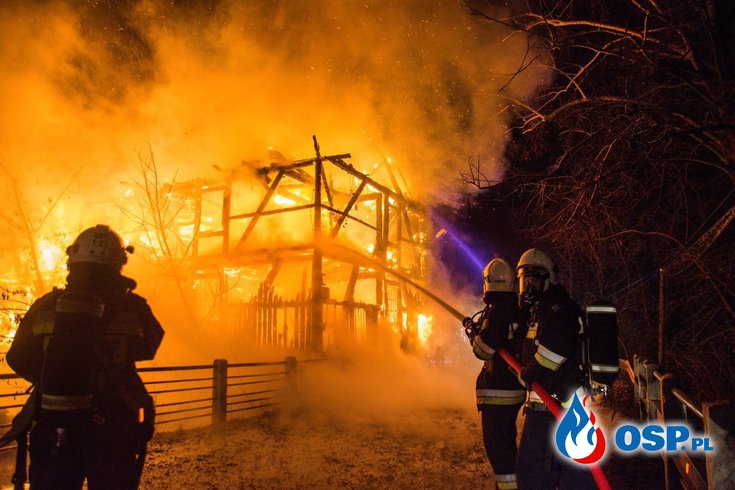 Spłonął zabytkowy młyn w Rudej. W akcji gaśniczej brało udział 9 zastępów strażaków. OSP Ochotnicza Straż Pożarna