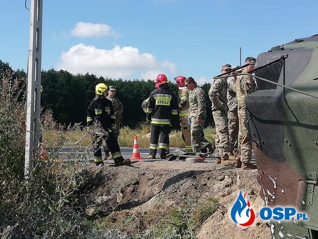 Cysterna amerykańskich żołnierzy przewróciła się na DK10. Doszło do wycieku. OSP Ochotnicza Straż Pożarna