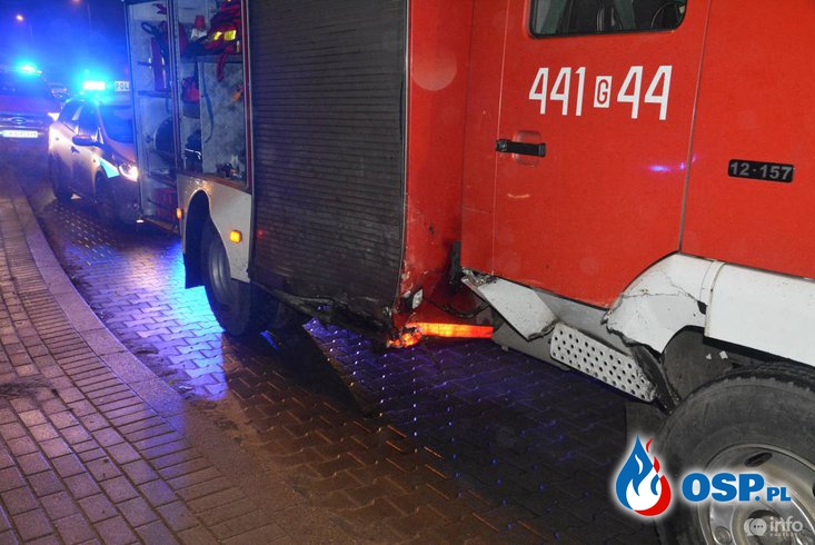 Wypadek wozu strażackiego, jadącego do akcji. Strażak ukarany mandatem. OSP Ochotnicza Straż Pożarna