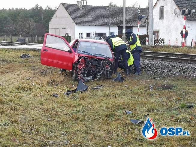 Kierowca fiata wjechał na przejazd kolejowy, prosto pod rozpędzony pociąg. OSP Ochotnicza Straż Pożarna