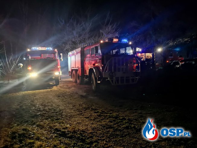 Nocny pożar stodoły. Z ogniem walczyło 7 zastępów strażaków. OSP Ochotnicza Straż Pożarna