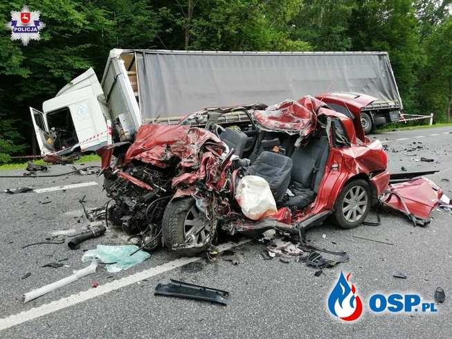 19-latka zginęła w czołowym zderzeniu samochodu z ciężarówką OSP Ochotnicza Straż Pożarna