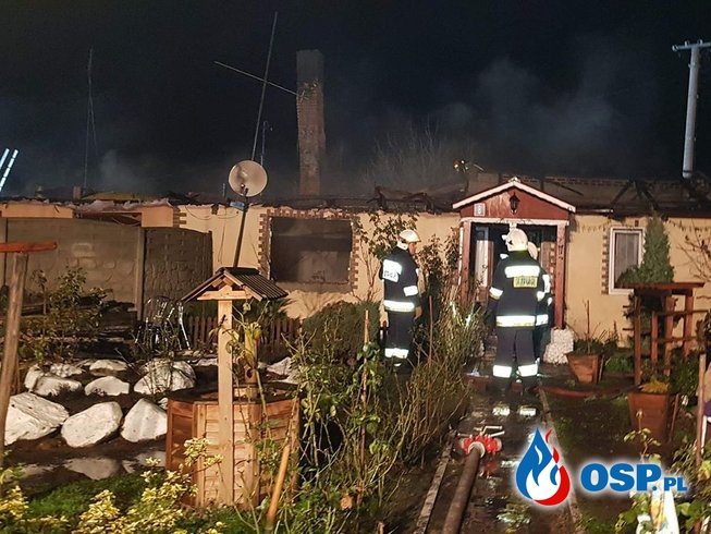 Ponad 50 strażaków gasiło pożar domu. Lokatorzy zdążyli uciec. OSP Ochotnicza Straż Pożarna