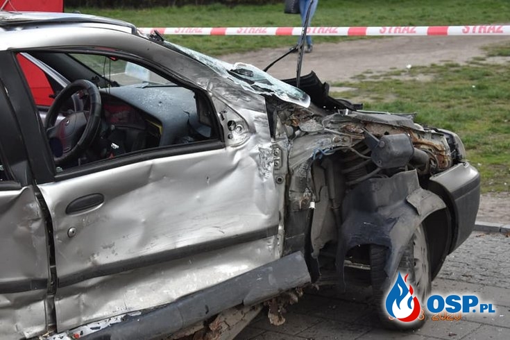 Tragiczne zderzenie dwóch aut w centrum Łodzi. Zginęła kobieta. OSP Ochotnicza Straż Pożarna