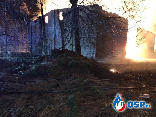 Dach stodoły zawalił się w trakcie pożaru. Długa akcja strażaków. OSP Ochotnicza Straż Pożarna
