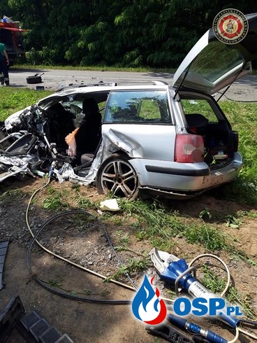Audi po czołowym zderzeniu stanęło w płomieniach. Zginęła kobieta. OSP Ochotnicza Straż Pożarna