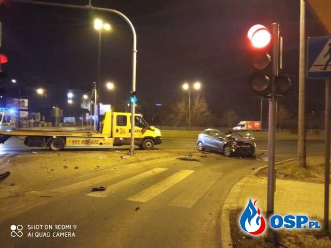 Pijany kierowca zignorował czerwone światło. Zderzyły się dwa auta, kobieta trafiła do szpitala. OSP Ochotnicza Straż Pożarna