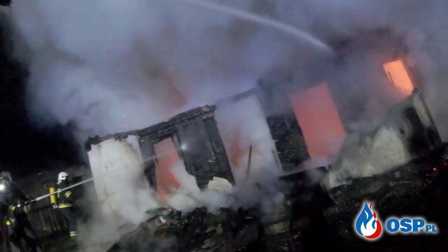 Groźny pożar pustostanu. Zobacz akcję nagraną kamerą na strażackim hełmie. OSP Ochotnicza Straż Pożarna
