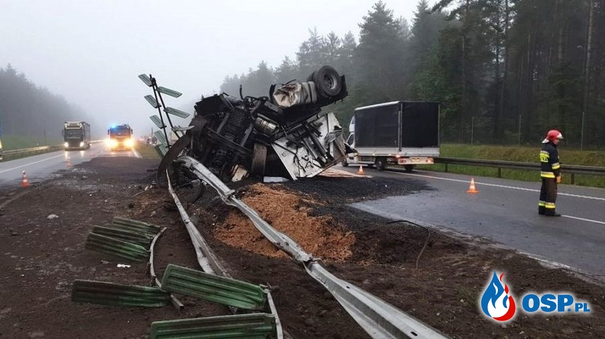 Ciężarówka dachowała na trasie S7. Przewożony ładunek rozsypał się po drodze. OSP Ochotnicza Straż Pożarna