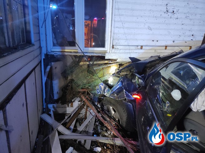 Auto wbiło się w ścianę domu. Lokatorka myślała, że wybuchł telewizor. OSP Ochotnicza Straż Pożarna