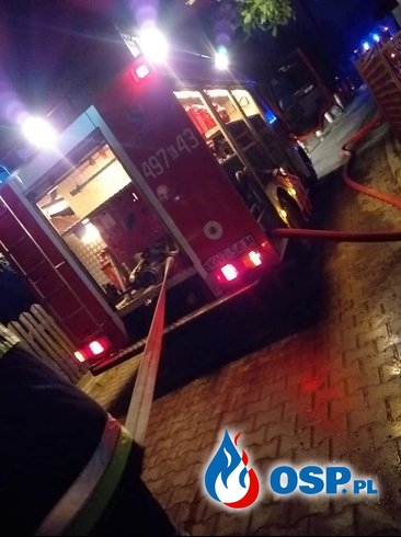 Groźny pożar w Szczawnicy. Spłonął samochód i budynek gospodarczy. OSP Ochotnicza Straż Pożarna
