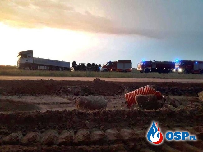 Cysterna z mlekiem przewróciła się po zderzeniu z samochodem OSP Ochotnicza Straż Pożarna