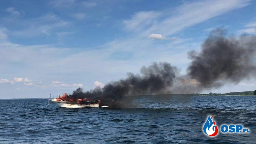 Pożar łodzi na jeziorze Śniardwy. Dwie osoby trafiły do szpitala. OSP Ochotnicza Straż Pożarna