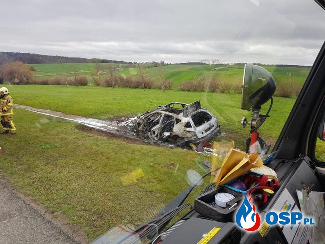Wypadek i pożar samochodu na A4. Strażacy chwalą kierowców za "korytarz ratunkowy". OSP Ochotnicza Straż Pożarna