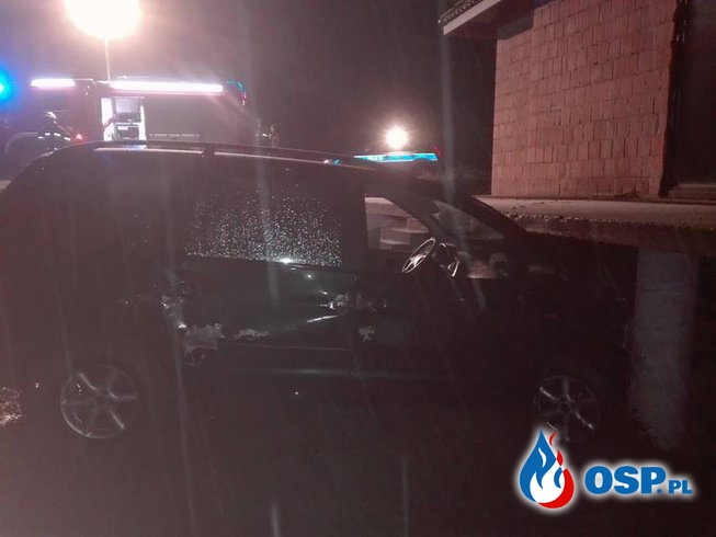 Kolizja samochodu z domem jednorodzinnym OSP Ochotnicza Straż Pożarna