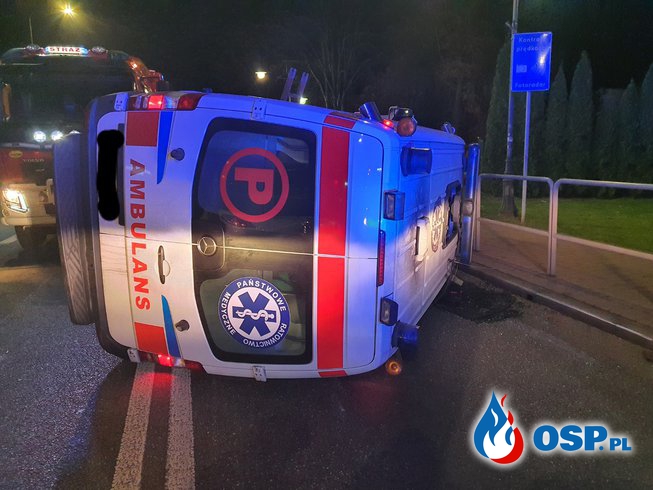 Wypadek karetki na sygnale. Ambulans przewrócił się po zderzeniu z samochodem. OSP Ochotnicza Straż Pożarna