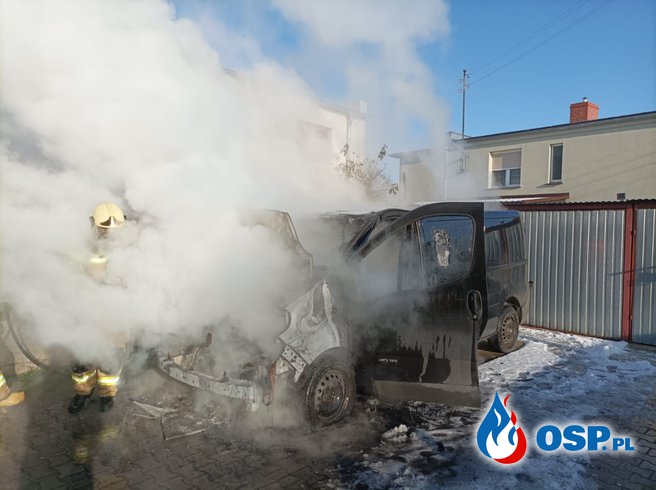 Pożar busa w Zbąszyniu. Ogień poważnie uszkodził pojazd. OSP Ochotnicza Straż Pożarna