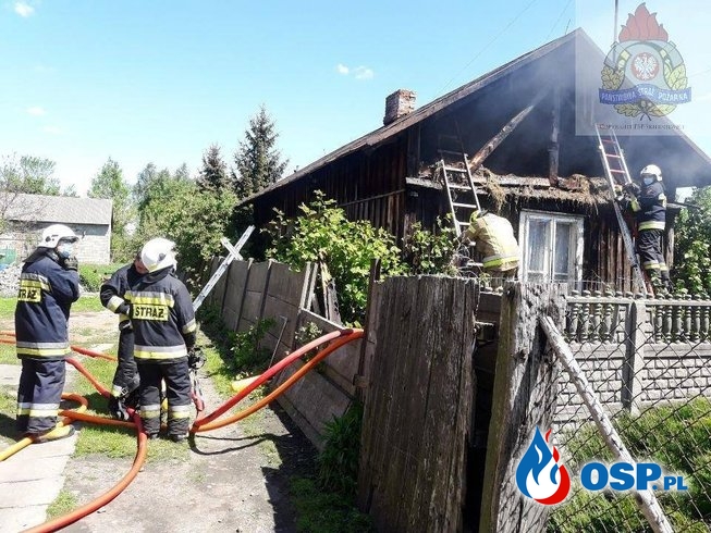 5 zastępów strażaków gasiło pożar drewnianego domu pod Skierniewicami OSP Ochotnicza Straż Pożarna
