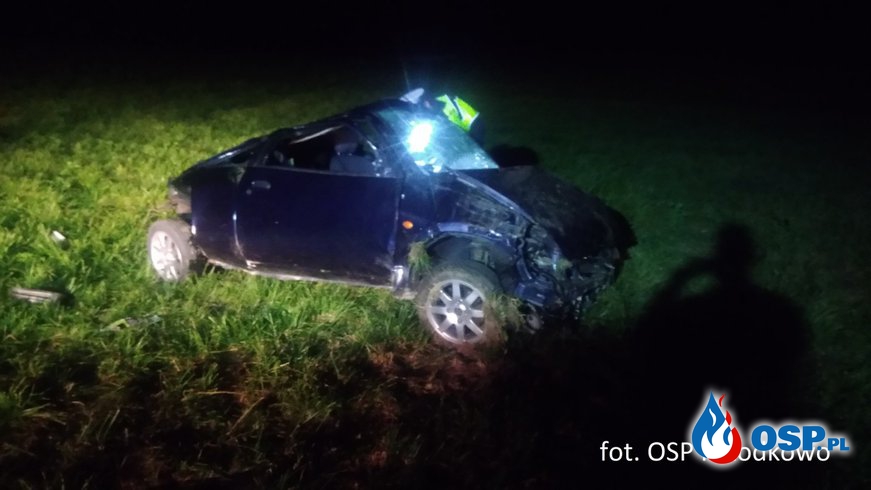 Kierowany przez 17-latka ford wypadł z drogi i koziołkował. OSP Ochotnicza Straż Pożarna