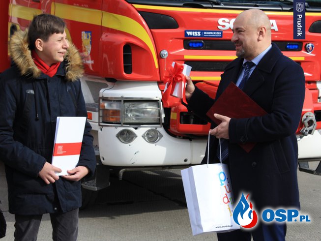 Czujny 15-latek zapobiegł tragedii. Pogratulowali mu strażacy i burmistrz. OSP Ochotnicza Straż Pożarna