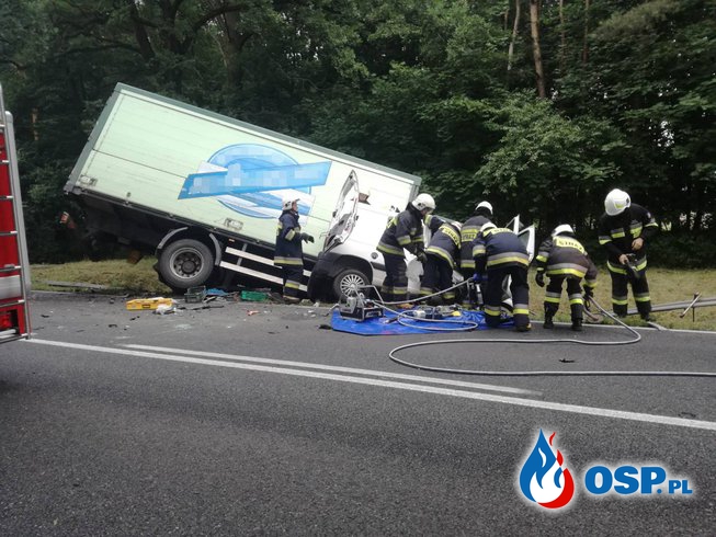 Śmiertelny wypadek w Zbiersku. Ciężarówka zderzyła się z osobowym peugeotem. OSP Ochotnicza Straż Pożarna