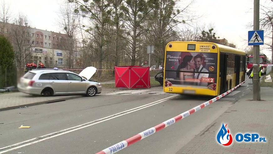 Czołowe zderzenie samochodu osobowego z autobusem. Zginęły dwie osoby! OSP Ochotnicza Straż Pożarna