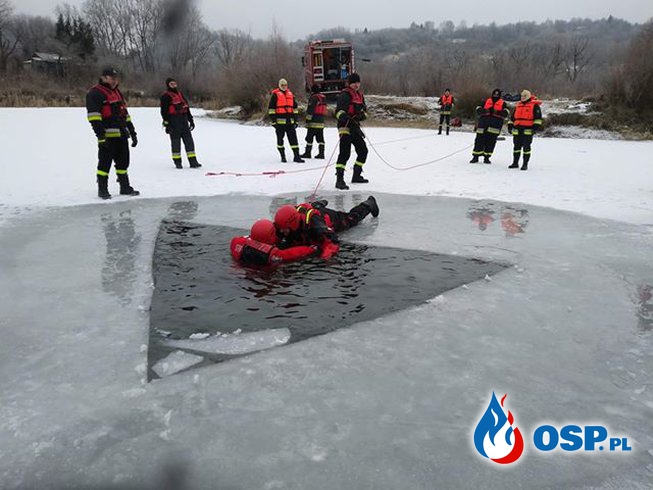 Zimowe ćwiczenia strażaków na lodzie OSP Ochotnicza Straż Pożarna