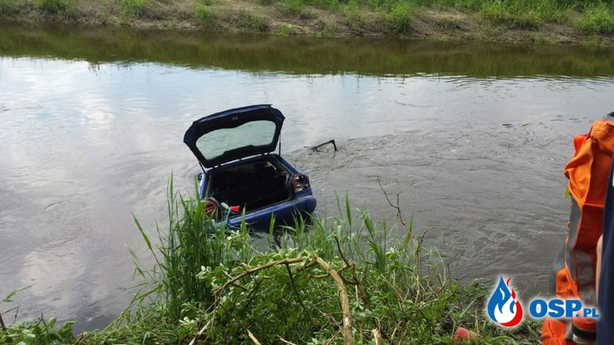 Samochód zjechał ze skarpy do rzeki. Nie żyje kierowca, cztery osoby ranne. OSP Ochotnicza Straż Pożarna