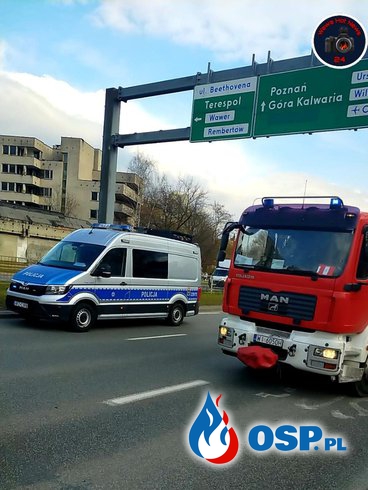 Wypadek karetki w Warszawie. Uszkodzony ambulans, auto dostawcze na boku. OSP Ochotnicza Straż Pożarna