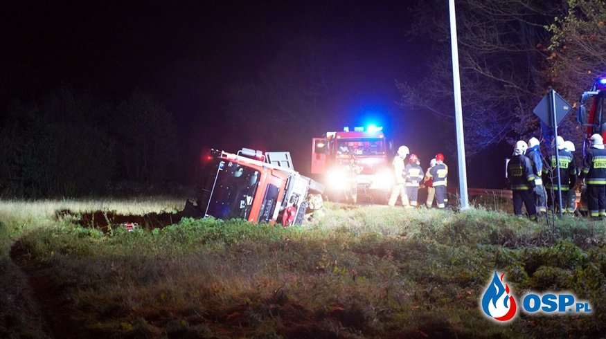 Wóz strażacki przewrócił się na bok. Strażacy jechali alarmowo do wypadku. OSP Ochotnicza Straż Pożarna