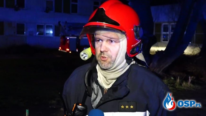 "Wyskoczyłam szybko z łóżka, słyszę że pożar". Ponad 100 mieszkańców ewakuowano z płonącego budynku. OSP Ochotnicza Straż Pożarna