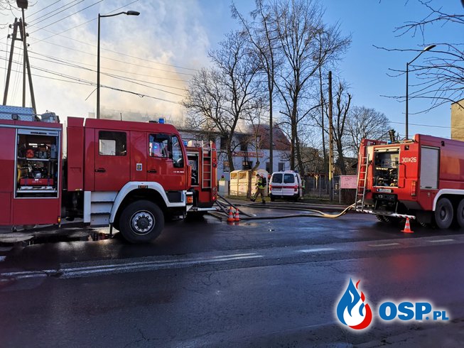 Strażak po służbie zobaczył pożar budynku. Natychmiast ruszył na pomoc! OSP Ochotnicza Straż Pożarna