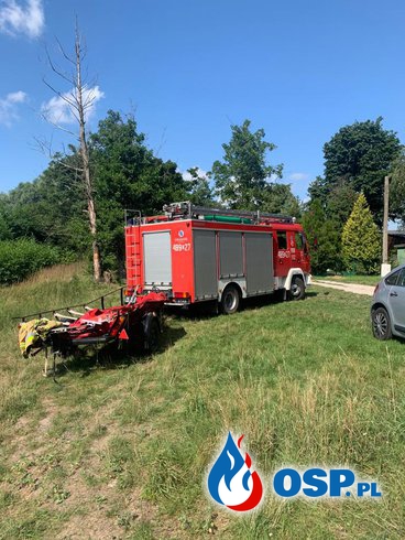 Auto wpadło do Jeziora Ostrowskiego. W akcji strażacy na pontonie i płetwonurkowie. OSP Ochotnicza Straż Pożarna