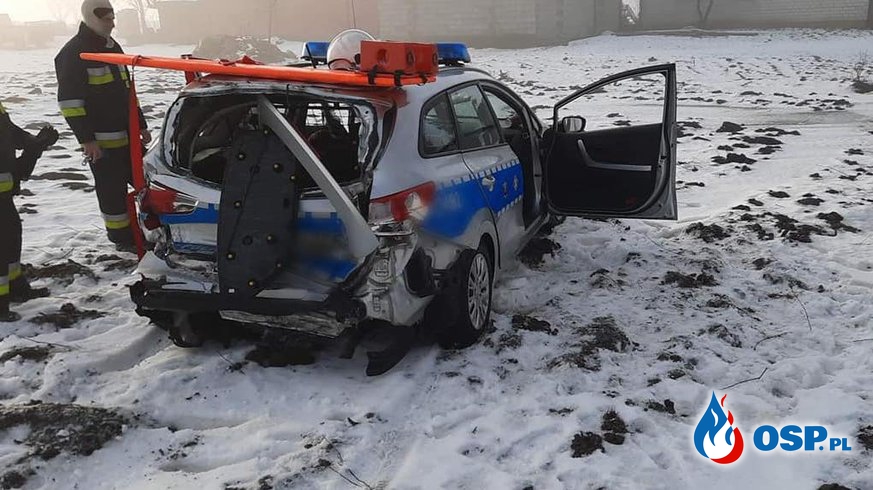 Ciężarówka staranowała radiowóz. Dwóch policjantów trafiło do szpitala. OSP Ochotnicza Straż Pożarna