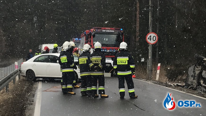 Ciężarówka przewróciła się po zderzeniu z autem osobowym. Groźny wypadek w Jabłonce. OSP Ochotnicza Straż Pożarna