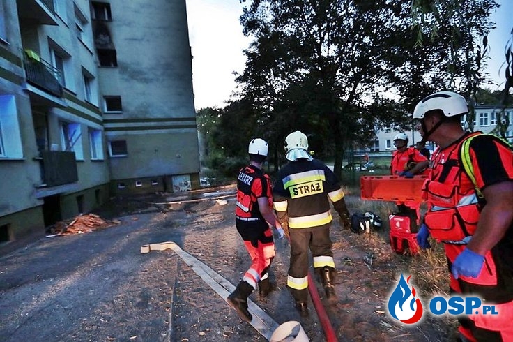 Wybuch gazu i pożar w bloku w Zielonej Górze. 4 osoby w szpitalu. OSP Ochotnicza Straż Pożarna