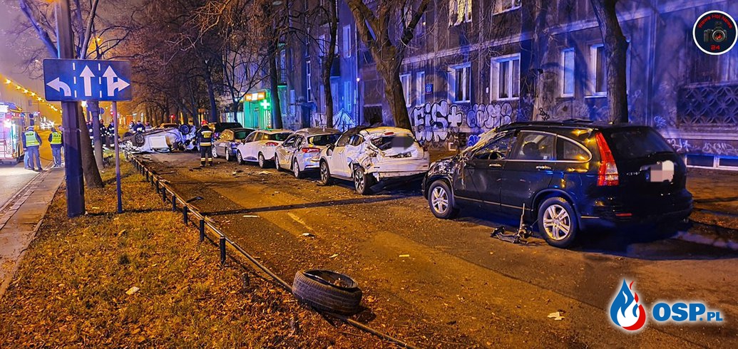 Auto dachowało uszkadzając zaparkowane pojazdy. Groźny wypadek w centrum Warszawy. OSP Ochotnicza Straż Pożarna