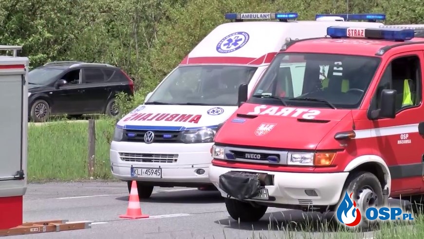 Tragiczny karambol na Zakopiance. Jedna osoba nie żyje, 10 osób jest rannych. OSP Ochotnicza Straż Pożarna