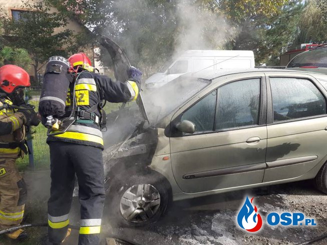 Pożar samochodu na terenie posesji. W akcji strażacy z Nowego Sącza. OSP Ochotnicza Straż Pożarna