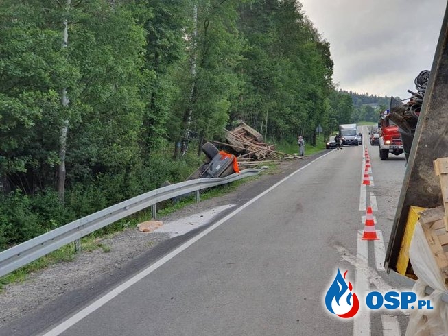 Ciężarówka z maszyną budowlaną przewróciła się pod Grybowem OSP Ochotnicza Straż Pożarna