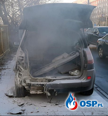 Strażnicy miejscy gasili płonące auto. Zużyli ponad 10 gaśnic. OSP Ochotnicza Straż Pożarna