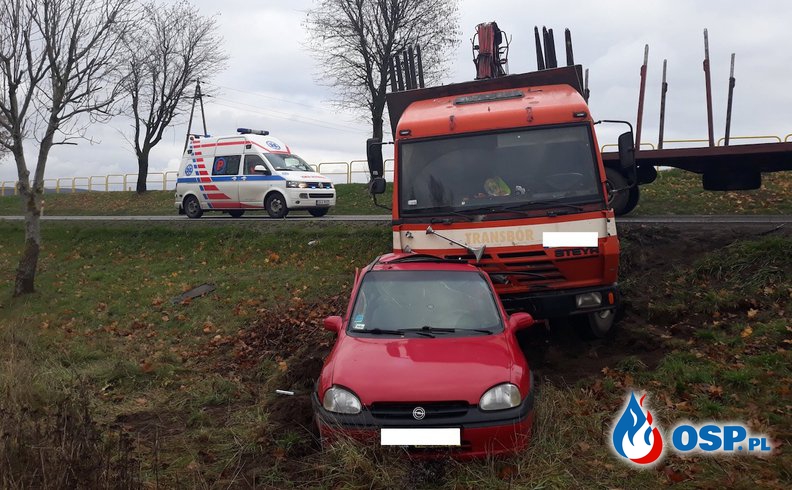 Steyr zderzył się z oplem. Kierowca osobówki ranny, ale miał dużo szczęścia. OSP Ochotnicza Straż Pożarna