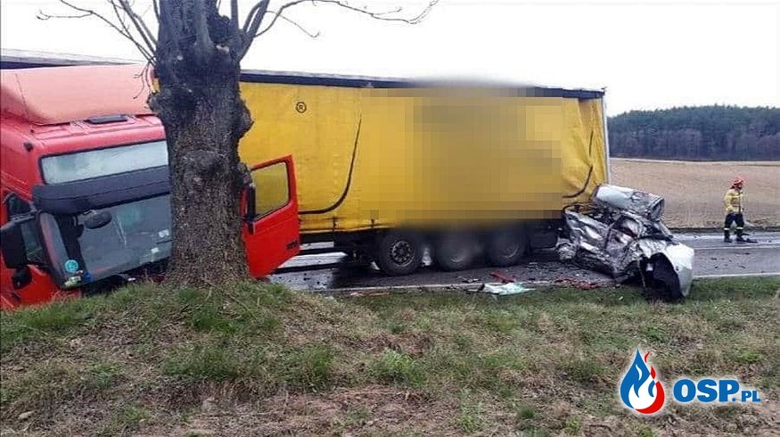 BMW rozpadło się po zderzeniu z ciężarówką. Kierowca osobówki zginął. OSP Ochotnicza Straż Pożarna