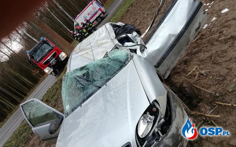 Wypadek na DK 11, niedaleko Strzeleckiego Gaju. Samochód uderzył w drzewo. OSP Ochotnicza Straż Pożarna