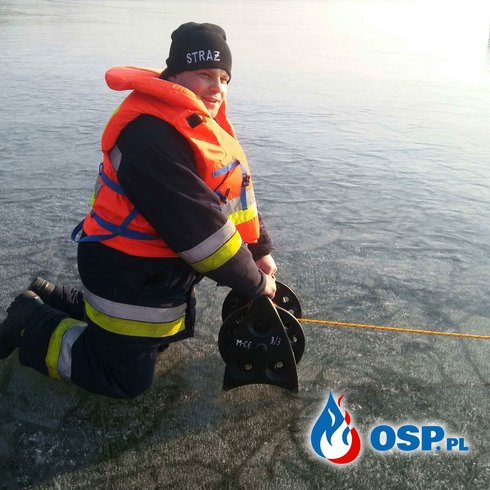 Uwolnienie łabędzia przymarzniętego do tafli lodu OSP Ochotnicza Straż Pożarna