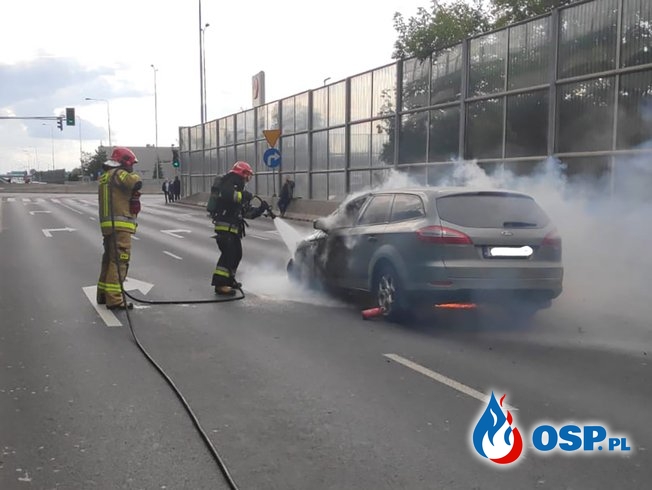 Samochód zapalił się na zjeździe z Południowej Obwodnicy Warszawy OSP Ochotnicza Straż Pożarna