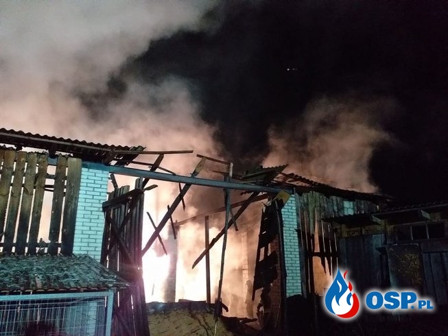 Pożar stodoły w Kozłówce. Spłonął sprzęt rolniczy i warsztatowy oraz siano. OSP Ochotnicza Straż Pożarna