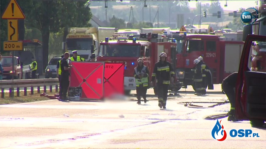 Ciężarówka wjechała w cysternę z łatwopalnym pyłem. Wybuchł pożar, jeden z kierowców zginął. OSP Ochotnicza Straż Pożarna