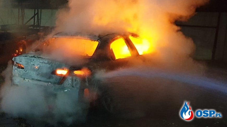Nocny pożar w Skarżysku-Kamiennej. Spłonęły dwa pojazdy. OSP Ochotnicza Straż Pożarna